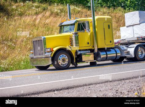 Big Rig Amarillo Largo Recorrido Cl Sico Con Cama Plana Semi Cami N