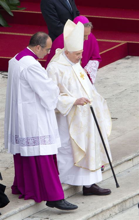 Vidéo Le pape émérite Benoit XVI Joseph Ratzinger lors de la Messe