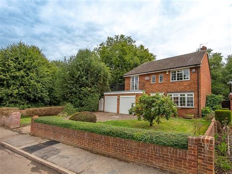 4 Bed Detached House For Sale In Squires Bridge Road Shepperton Tw17