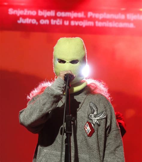 FOTO Članice grupe Pussy Riot ponovno uhićene ovog puta zbog pacifističkog grafita tportal