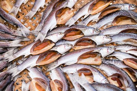 Secado De Pescado Salado Tradicional En Rejillas Rompecabezas En L Nea