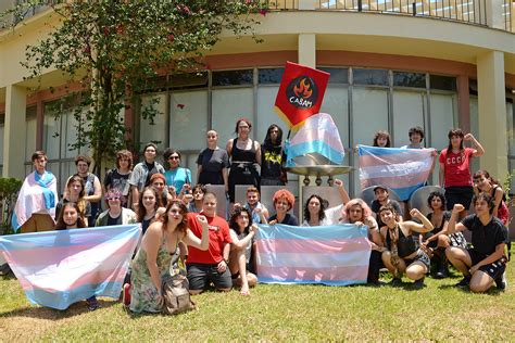 Comunidade trans da UFRGS se reúne para foto pelo Dia Nacional da