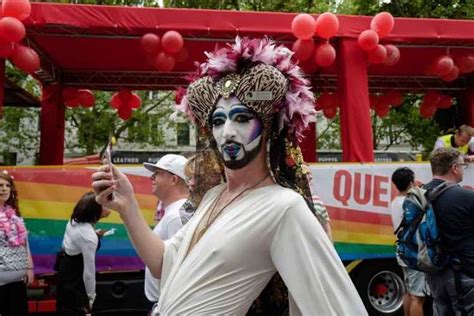 Desfile Do Orgulho Gay Em Berlim Comemora Casamento Entre Homossexuais Internacional Estado