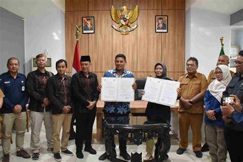 Wali Kota Kediri Bersama Ketua KPU Dan Ketua Bawaslu Tanda Tangani NPHD