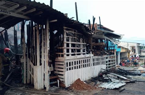 Inc Ndio Deixa Casa De Madeira Completamente Destru Da Na Zona Oeste