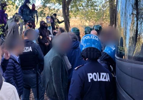 Caltanissetta Bus Della Polizia Trasferisce Migranti 17 Attivisti Lo