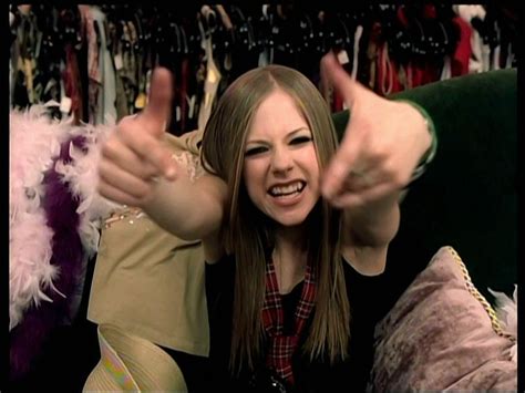 Avril Lavigne- 'Complicated' MV screencaps [HQ] - Music Image (19849956) - Fanpop