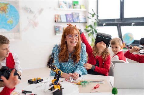 Gl Ckliches Schulm Dchen Das Eine Virtual Reality Brille Im Unterricht