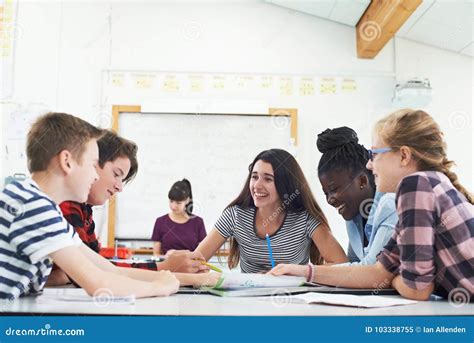 Grupo De Estudantes Adolescentes Que Colaboram No Projeto Na Sala De