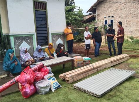 Rumah Tertimpa Pohon Warga Purwosari Dapat Bantuan Dari Pemkot Metro