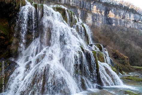 Les Cascades Des Tufs Au Fond De La Recul E De Baume Les Messieurs