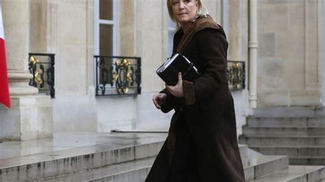 Marche Pour Charlie Hebdo Marine Le Pen Continue De Se Poser En