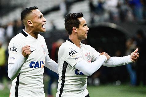 Jadson valoriza confiança após marcar primeiro gol em sua volta