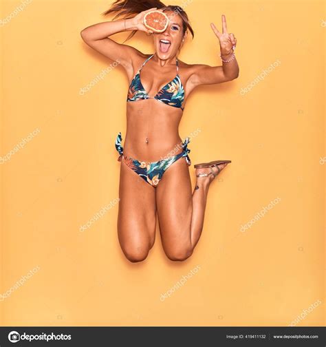 Junge Schöne Hispanische Frau Bikini Glücklich Lächelt Mit Einem Stockfoto Krakenimages