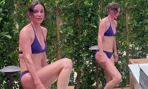 Courteney Cox sorprende con su figura en bikini a los 59 años