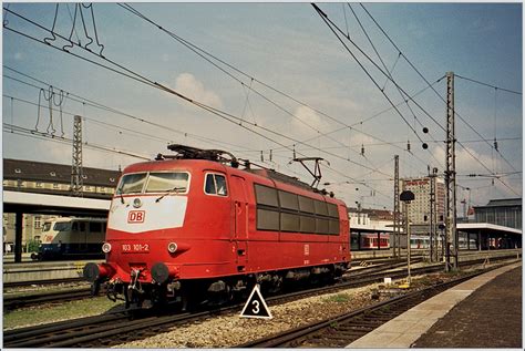 Die DB 103 101-2 ist in München HBF auf einer Rangierfahrt und in der ...