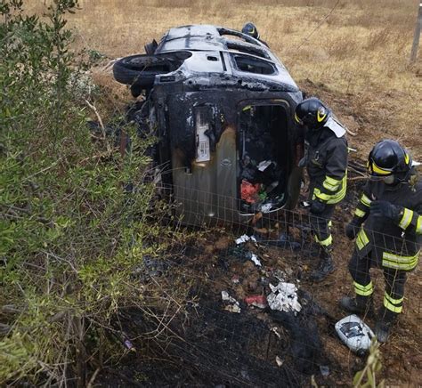 Lavocedimanduria It Manduria Auto S Incendia Dopo L Incidente Due