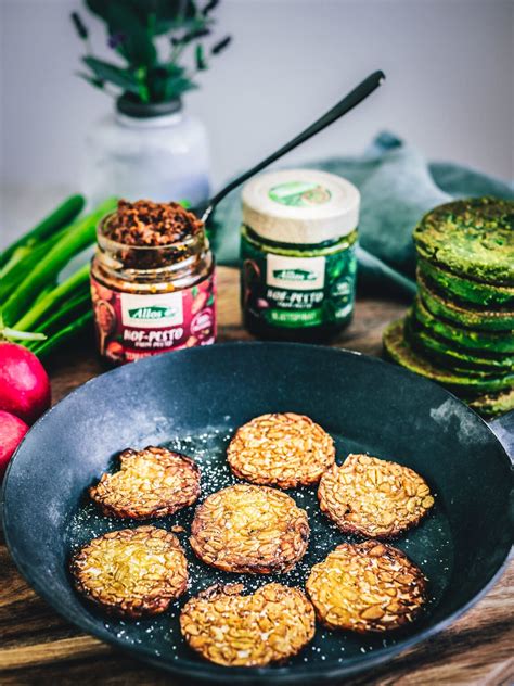 Herzhafte Vegane Pfannkuchen Mit Walnuss Tempeh Crumble Pesto