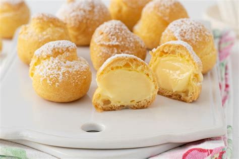 Profiteroles De Crema Delicioso Relleno Cremoso Con Exterior Crujiente