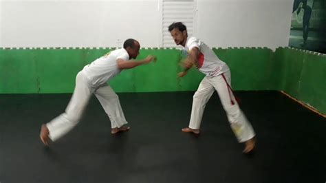 Capoeira Movimento De Passagem Na Meia Lua De Compasso Mestre Ganso