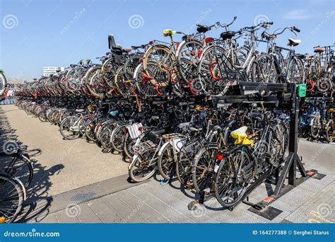 Aparcamiento Masivo Para Bicicletas En La Parte Trasera De La Estación