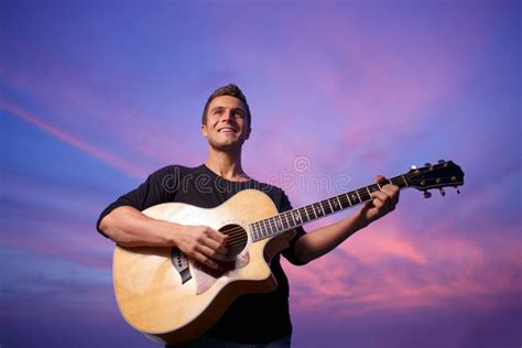 Hombre Hermoso Con Las Tetas Al Aire Que Toca La Guitarra Imagen De