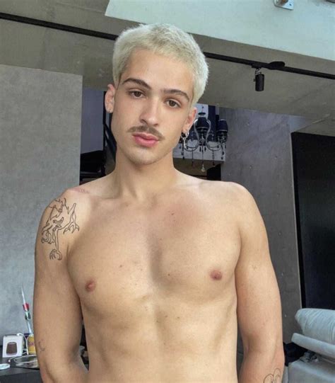 João Guilherme posta foto sem camisa nas redes sociais e agita web