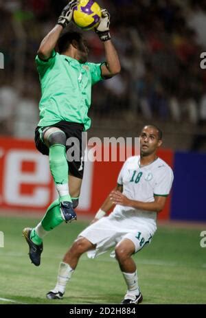 Saudi-Arabiens Torhüter Mohammed Al-Owais schlägt den Ball klar, als er ...