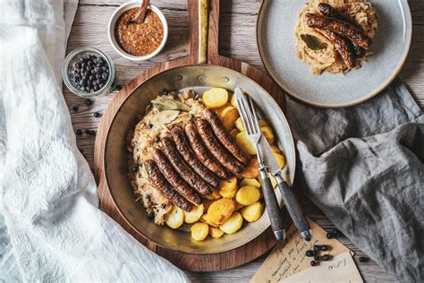 Rezept für Nürnberger Rostbratwürste mit Bratkartoffeln Tables and Fables