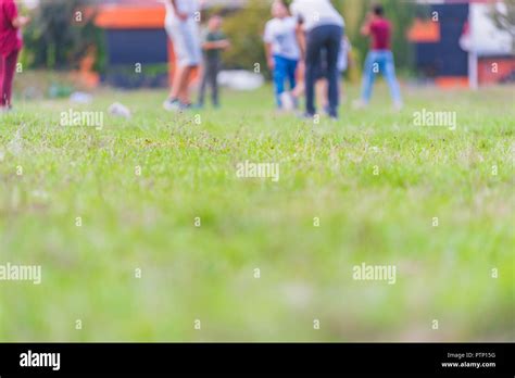 Los niños pequeños borrosa futbolistas corriendo y pateando una pelota