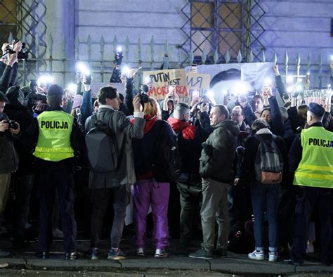 Protest po śmierci Aleksieja Nawalnego Ludzie gromadzą się pod