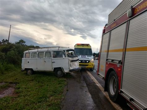 Acidente Entre Carro E Kombi Deixa Sete Feridos Na BR 040 Em Alfredo