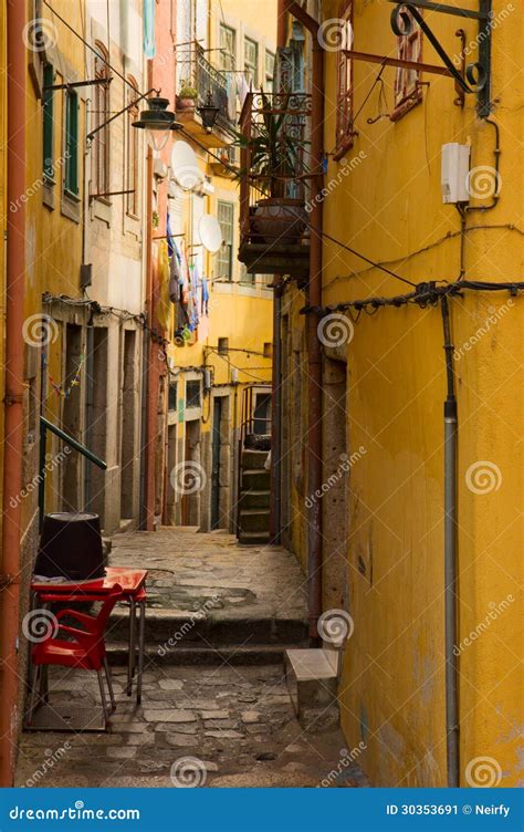 Calle Estrecha En La Ciudad Vieja Oporto Portugal Imagen De Archivo