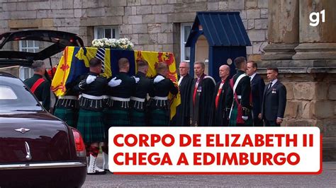 Cortejo da rainha Elizabeth II chega ao palácio de Holyroodhouse em