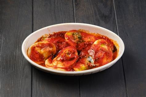 Albóndigas de cordero con salsa de tomate picante al horno Foto Premium