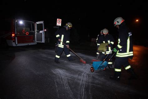 Über 140 Feuerwehrkräfte beseitigen 10 Kilometerlange Ölspur Bezirk