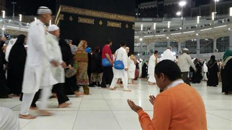 Di Masjidil Haram Warga Makassar Pakai Baju Oranye Doakan Ias Tribun