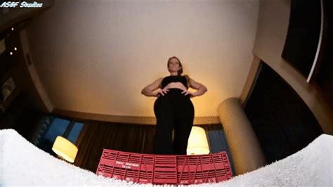 Claire Irons Finds Tiny Earthling Hide Out Mov Amateur Soles Giantess And Footjobs Clips Sale