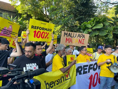 Peserta Himpunan Bersih Berarak Ke Parlimen Tuntut Janji Reformasi