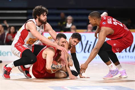 Olimpia Milano Post Pesaro 3 Gigante Dai Piedi D Argilla E