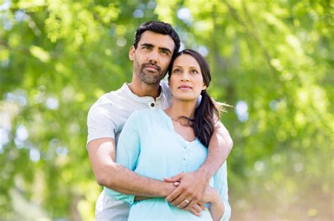 Pareja Abraz Ndose En El Parque Foto Premium