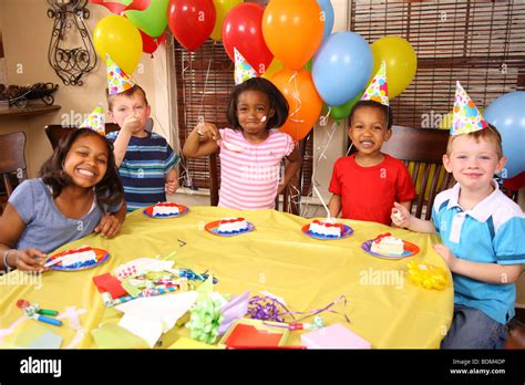 Grupo De Niños Comiendo Pastel De Cumpleaños Fotografía De Stock Alamy