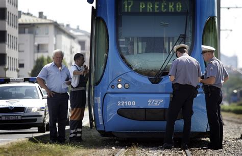 Pje Ak Podletio Pod Tramvaj U Zagrebu Tportal