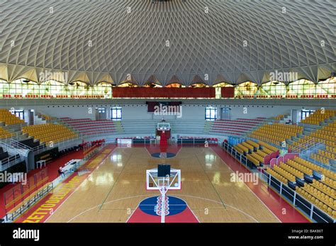 Il Palazzetto Dello Sport Interno Che Mostra Un Campo Da Pallacanestro