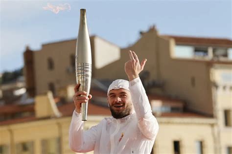 Jul fait face aux critiques après l allumage du chaudron olympique