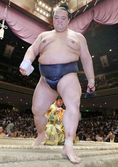 大相撲秋場所5日目、正代を上手投げで下して5連勝し、懸：稀勢の里 写真特集：時事ドットコム