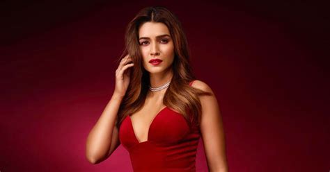 Kriti Sanon Bo Ld Look Raised The Internets Temperature See 10 Hot