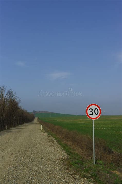 Tráfico Del Límite De Velocidad De La Señal De Tráfico 30 Kilómetros