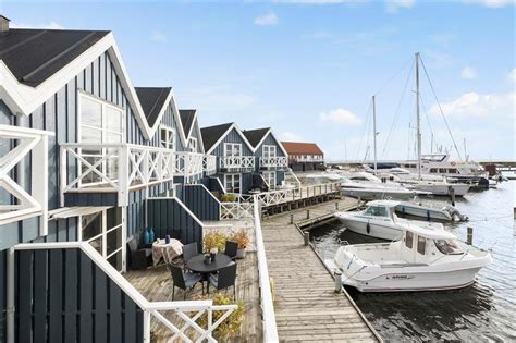 Kun et stenkast fra havnebassinet 250 meter til badestrand ved Grenå