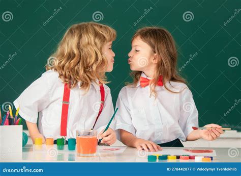 Lindos Amigos Escolares Ni Os Dibujando Y Pintando En La Escuela Chico